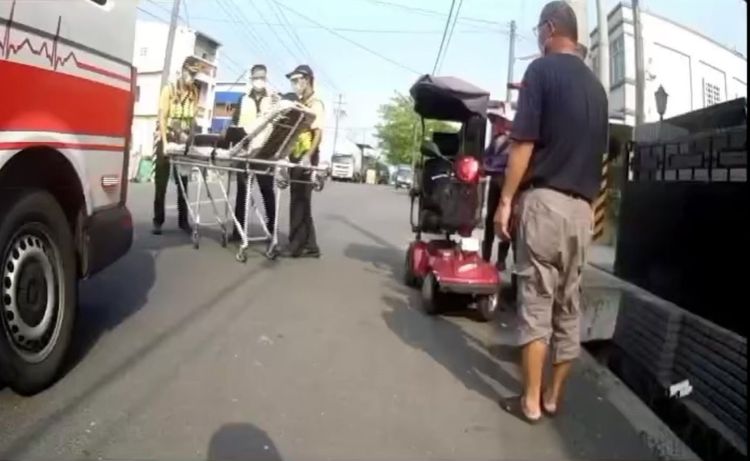 黃翁經救護車送醫救治後已無大礙返家休養。警方提供