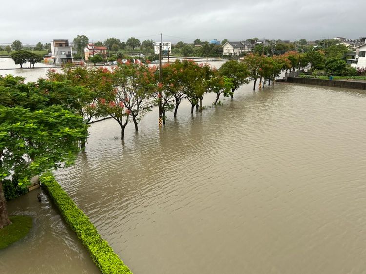 林姓村民從住處往外拍，全是一片水鄉澤國，完全無法進出。林姓村民提供