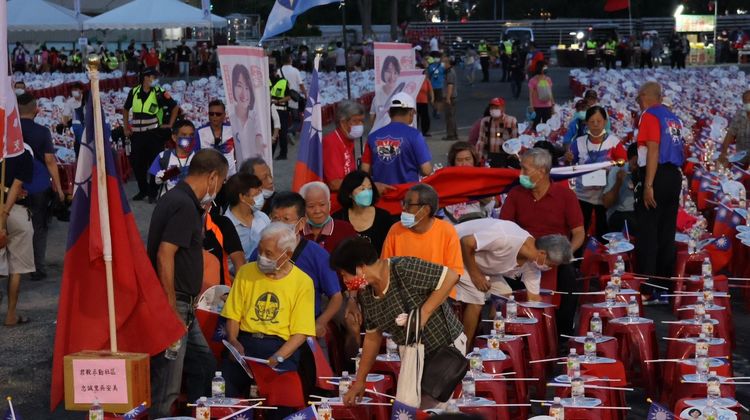 傍晚時分支持者已陸續到場。侯昌騰攝