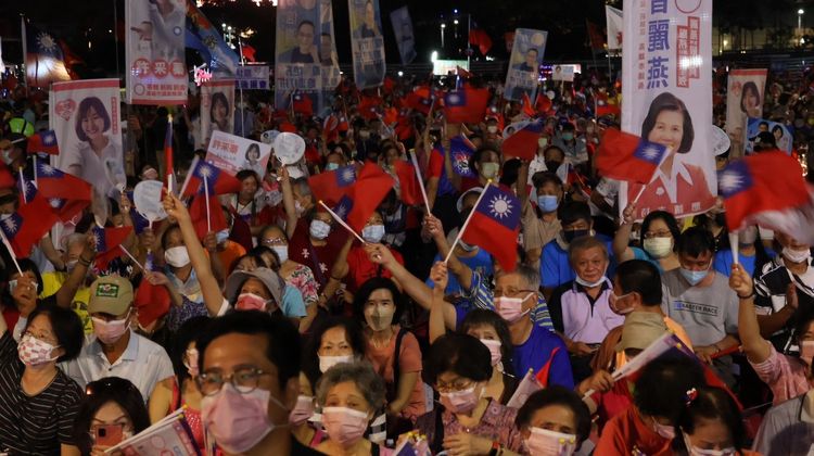 馬英九談話時現場群眾不時揮舞國旗。侯昌騰攝