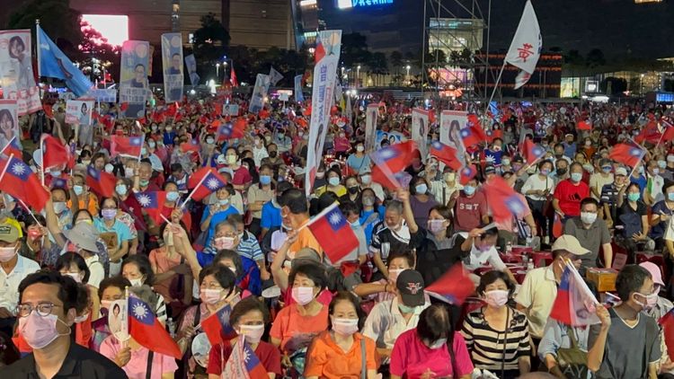 支持者舉著小國旗，在台下大聲大喊。侯昌騰攝