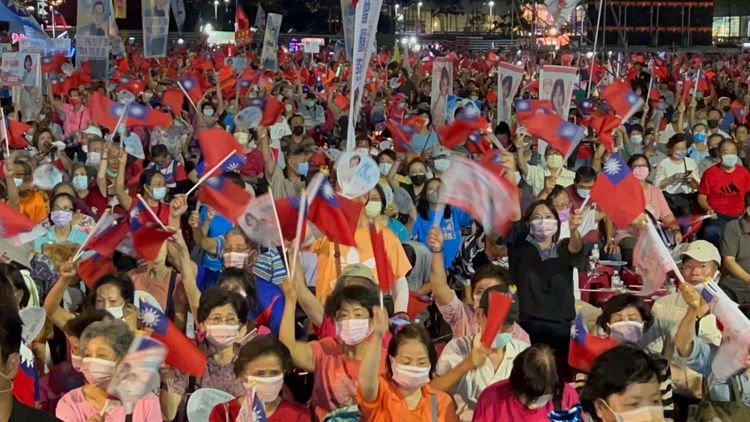 現場不少民眾參加柯志恩首場造勢晚會。侯昌騰攝