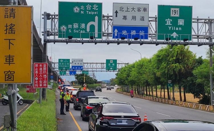 中秋節3天連假，9月10、11日下午2時至晚上9時實施蘇澳至頭城北向入口高乘載管制。警方提供
