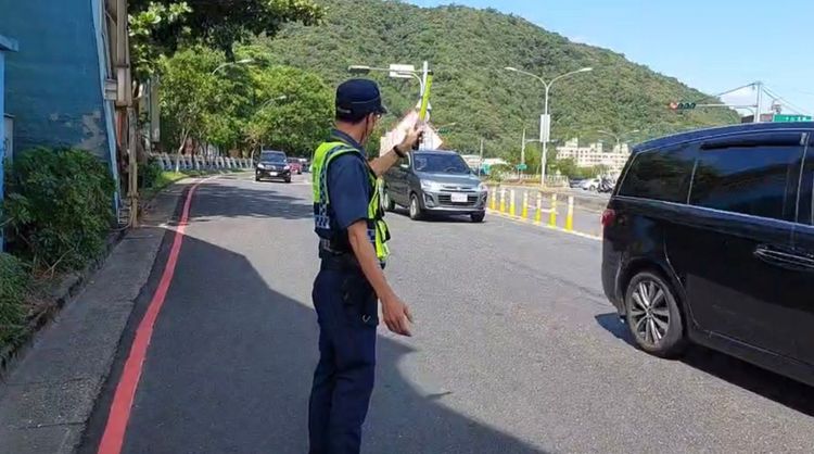 宜蘭各地景點湧入車潮，警方派員疏導。警方提供
