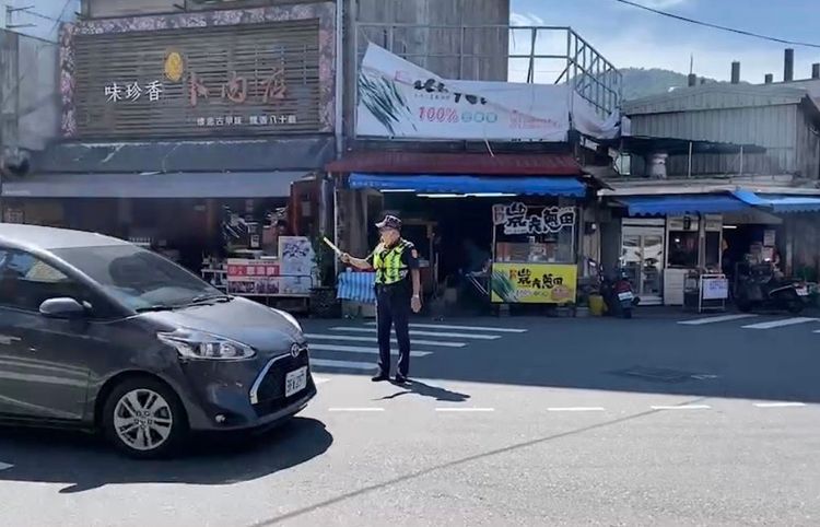 宜蘭各地景點湧入車潮，警方派員疏導。警方提供