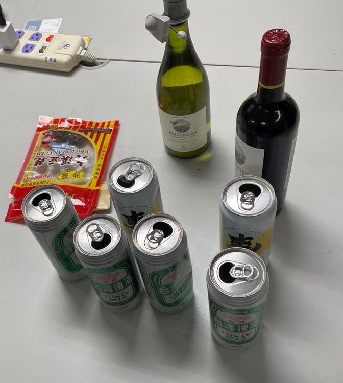 王男偷竊的啤酒、紅酒及零食。翻攝畫面