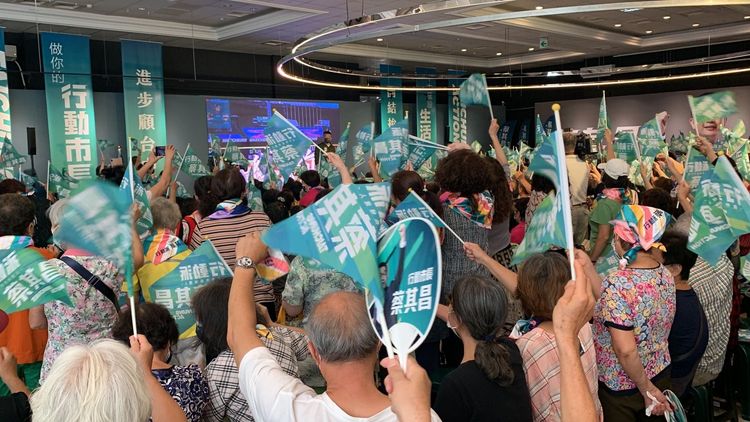 蔡其昌姊妹後援會今天成立，熱情支持者擠爆競選總部。曾雪蒨攝