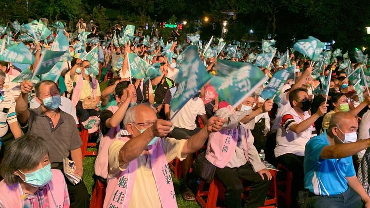 蔡其昌市區首場造勢晚會直搗盧秀燕政壇「起家厝」北屯區，拔樁意味濃厚。曾雪蒨攝