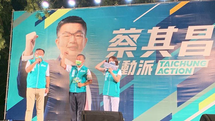 連任五屆的北屯區市議員曾朝榮爭取連呼籲大家讓北呼籲大家讓北區與北屯區五個民進黨提名人都能當選市議員！曾雪蒨攝