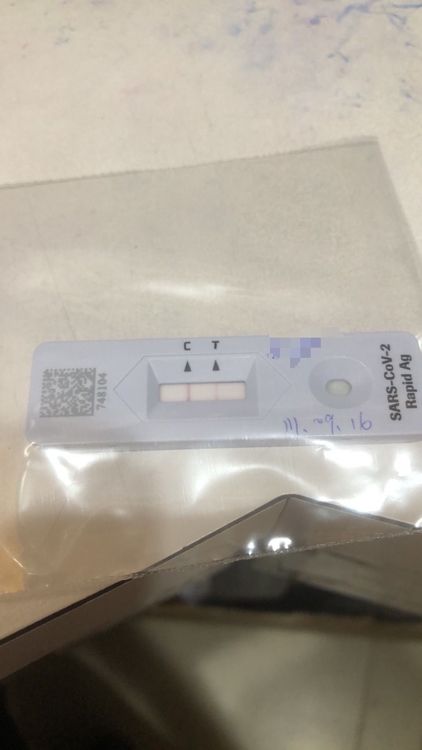 醫師幫輕熟女進一步快篩，立刻浮現兩條淡淡的紅線確診。施勝桓醫師提供