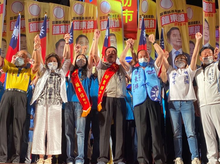 徐耀昌拉起鍾東錦的手高喊凍蒜。民眾提供