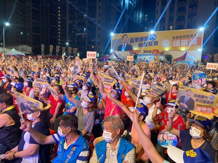 鍾東錦頭份競選總部成立，徐耀昌公開站長呼籲選民支持鍾。民眾提供