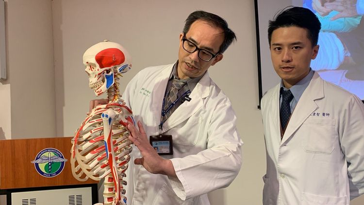 醫師說明利用括背肌一片30公分皮瓣移植到左手臂過程。曾雪蒨攝