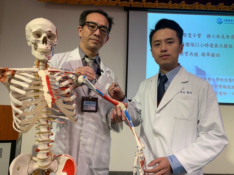 邱詠証與王韋智醫師與其他骨科與麻醉科醫療團隊對於可以搶救一條年輕生命跟他的左手臂感到欣慰。曾雪蒨攝