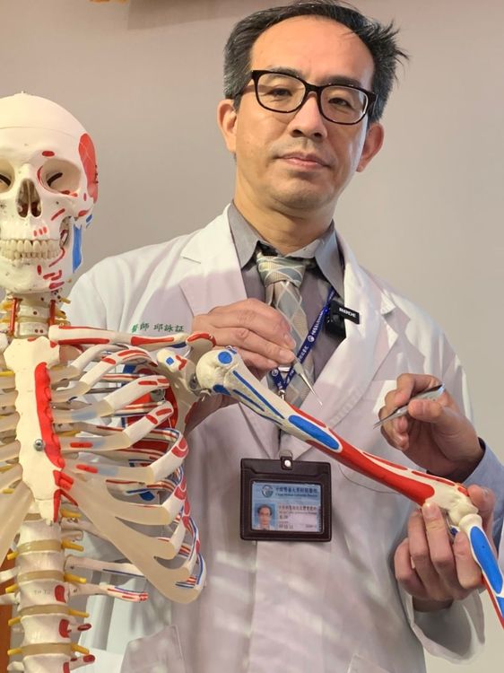 斷臂重建手術後一個月，患者已經可以進行肩膀提起放下的基本動作。曾雪蒨攝