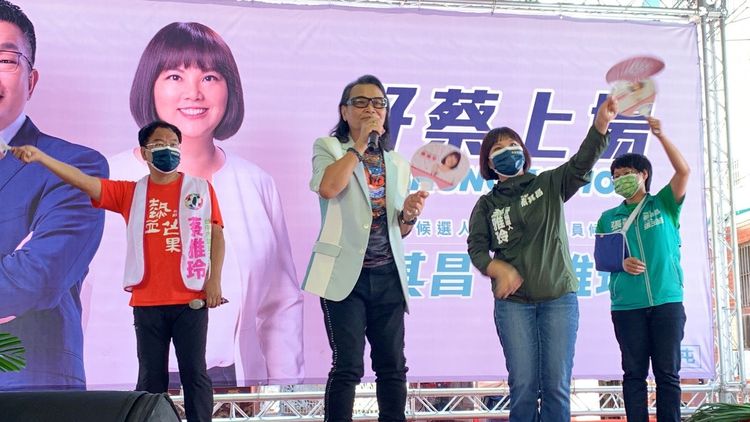 金曲歌王沈文程登選戰舞台，幫參選北屯區市議員的好友姪女蔡雅玲站台帶動唱。曾雪蒨攝