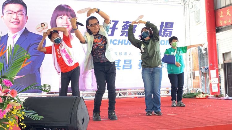 蔡雅玲昔日市議會戰友謝志忠(左一) 與張玉嬿(右一)幫主持還登台唱跳，就是要帶蔡雅玲重回市議會「三陽開泰！」曾雪蒨攝