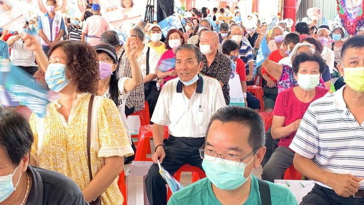 現場民眾聽歌聽得如癡如醉，還有人跟著搖旗揮舞。曾雪蒨攝