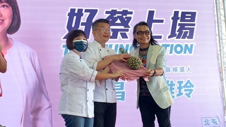 沈文程今天驚喜現身台中北屯區，獻上好彩頭給蔡其昌跟蔡雅玲，預祝兩人「好蔡凍蒜！」曾雪蒨攝