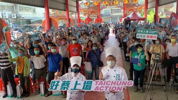 蔡其昌跟蔡雅玲化身廚師，端出十大建設好菜，爭取民眾支持市長跟北屯區市議員。曾雪蒨攝
