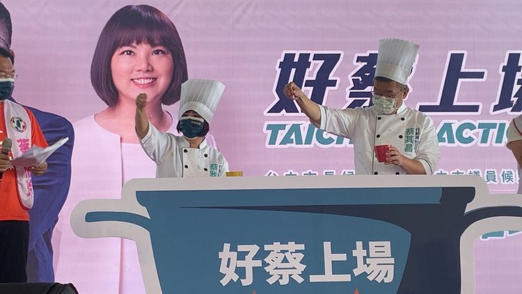 蔡其昌與蔡雅玲廚師上身，替市民料理市政建設好菜。曾雪蒨攝
