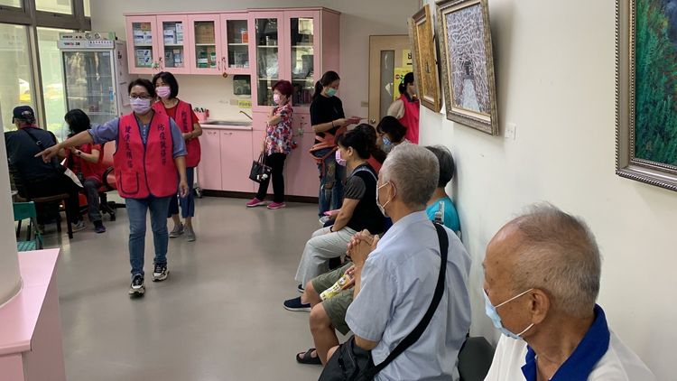 台中市中西區衛生所一早就湧入等待接種流感疫苗的長者。曾雪蒨攝