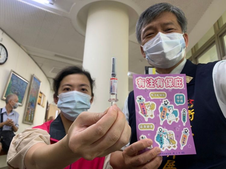 台中市衛生局長曾梓展今天到中西區視察流感疫苗第一天開打狀況。曾雪蒨攝