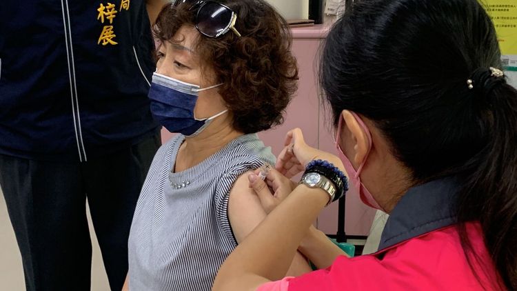 符合第一梯次公費流感疫苗施打資格的民眾到衛生所報到接種疫苗。曾雪蒨攝