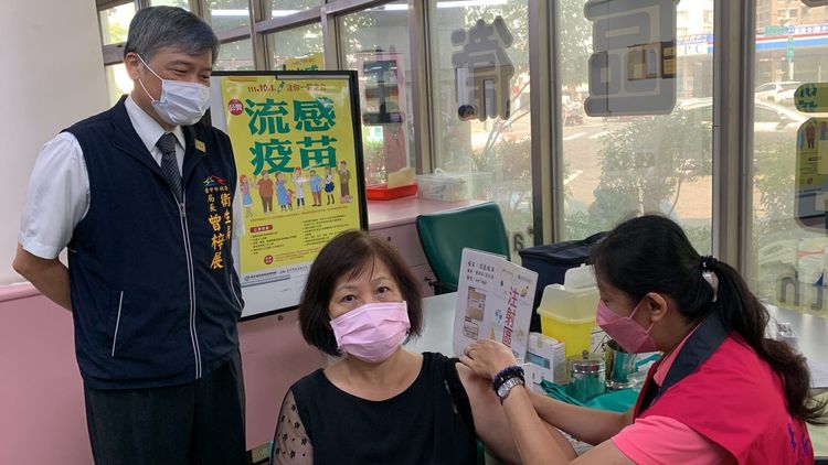 台中市衛生局長曾梓展視察民眾打流感疫苗狀況。曾雪蒨攝