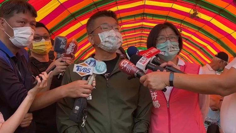 蔡其昌強調該總部並未與雅虎網站合作拍片，也替受訪年輕人抱屈「他們講的是事實，並沒有說謊也沒有造假。」民眾提供