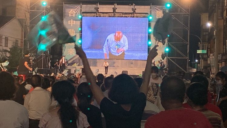 蘇貞昌深深一鞠躬拜託台中鄉親票投蔡其昌，因為「台中強、國家才會強！」曾雪蒨攝