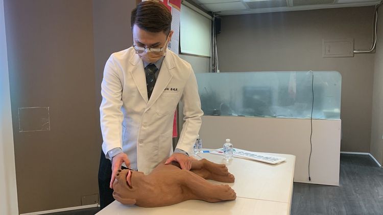 黃硯庭醫師說明寵物突然昏迷時要先拍拍頭、呼叫牠姓名。曾雪蒨攝