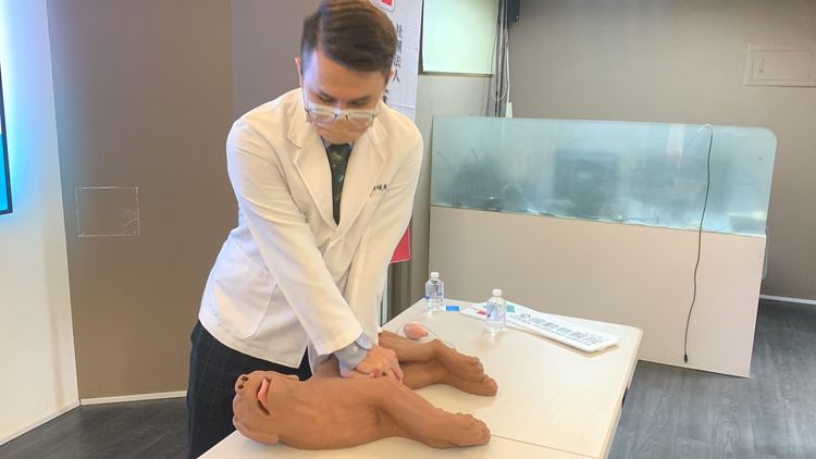 確認寵物休克昏迷後，開始進行心肺復甦術。曾雪塹攝