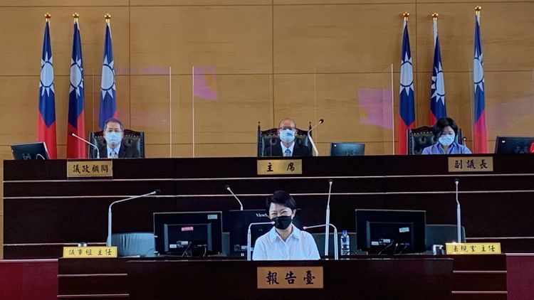 台中市長盧秀燕代表「在校生」致詞，感謝議員監督市政，讓台中市近日奪得「城市競爭力」中生活品質評比全國第一名。曾雪蒨攝