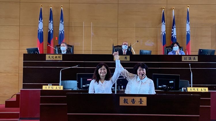 市議會問政氣魄有如「大姊大」的李麗華今天交棒給女兒黃佳恬。曾雪蒨攝