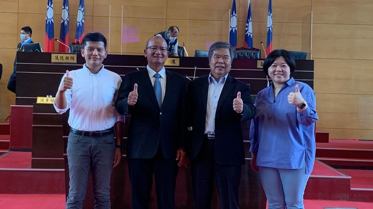 議長張清照(左二)與副議長顏莉敏(右一)祝福卸任老戰友生活更自在，也歡迎10位議員隨時「回家」。曾雪蒨攝