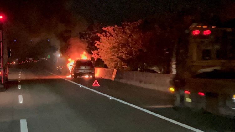 壹蘋記者直擊國道火燒車的驚悚畫面。侯昌騰攝