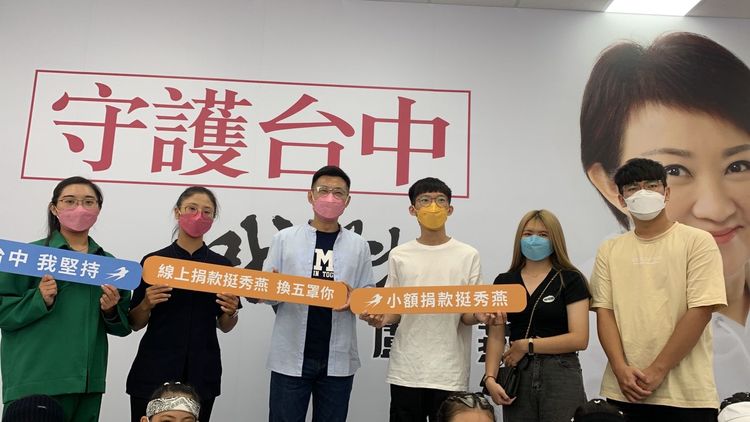 五色一組的「五罩你、我罩你」燕子口罩只送線上捐款千元以上的燕粉，限量千組不外賣。曾雪蒨攝