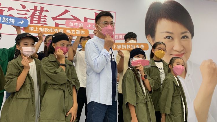 江啟臣說，五種不同顏色的口罩上都有印上一隻燕子，象徵挺燕連任台中市長。曾雪蒨攝