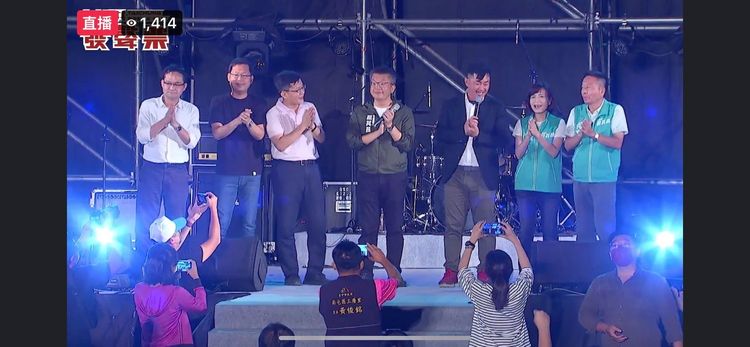 蔡其昌跟現場朋友說他昨天做了一個夢，夢到自己住進自己設宅政見的八千戶社宅中。取自蔡其昌臉書