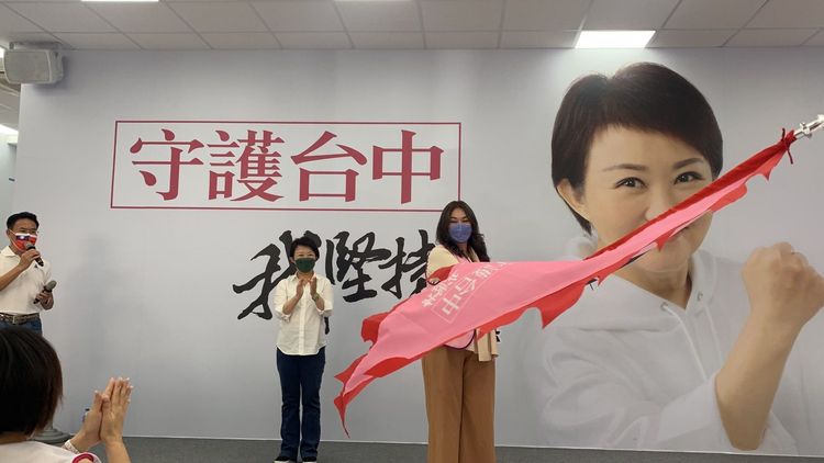 台中市新住民關懷協會理事長林尚賢接過寫上「燕」字的戰旗立即揮動戰旗象徵必勝決心。曾雪蒨攝