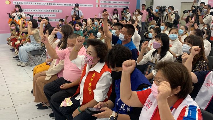 盧秀燕競選總部支持者握拳高呼「盧秀燕凍蒜」。曾雪蒨攝