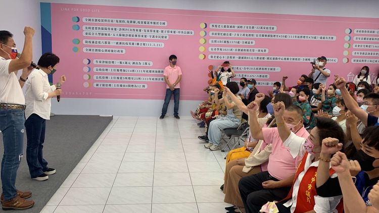 盧秀燕邀請大家一起提前參加國慶市集感染國慶生日的歡樂。曾雪蒨攝