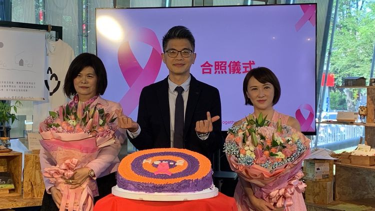 劉良智主任與林女士(左)、主播劉芯彤(右)兩位抗癌成功的代言人合影。曾雪蒨攝