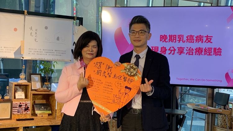 林女士寫了一大張愛心卡片感謝中國附醫乳房外科主任劉良智醫療團隊的陪伴與治療。曾雪蒨攝