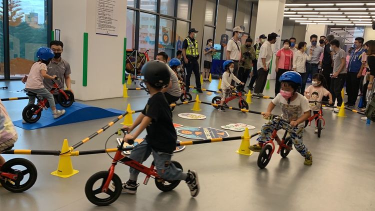 盧秀燕推薦蔣萬安未來有機會可以採行親子國民運動中心模式到台北市。曾雪蒨攝