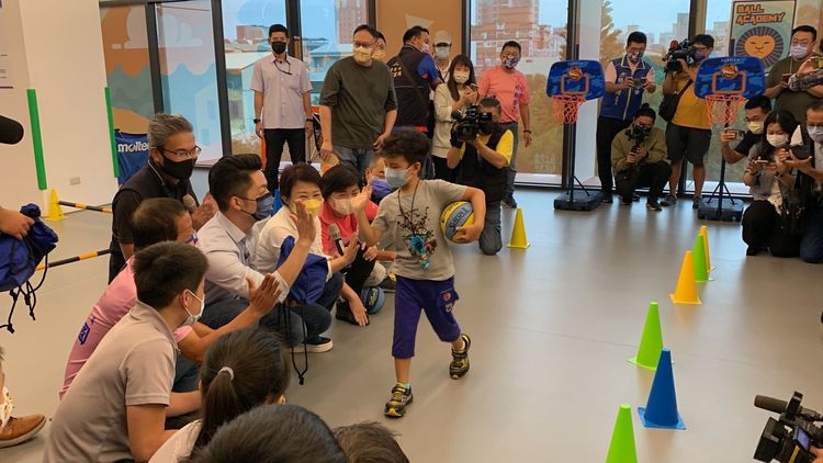 國民黨台北市長參選人蔣萬安今天也到台中市參觀潭子國民暨兒童運動中心，盧秀燕親自接待並導覽。曾雪蒨攝