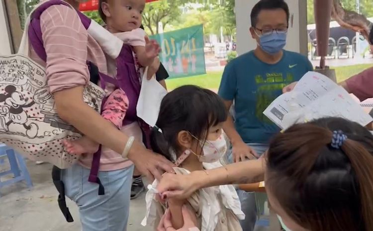 5歲江小妹眼睛眨都沒眨就捲起右手袖子打起BNT幼兒新冠疫苗。施勝桓醫師提供