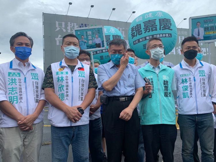 民眾黨「最強母雞」柯文哲今天親自南下台中，輔選民眾黨提名的11個市議員候選人。曾雪蒨攝