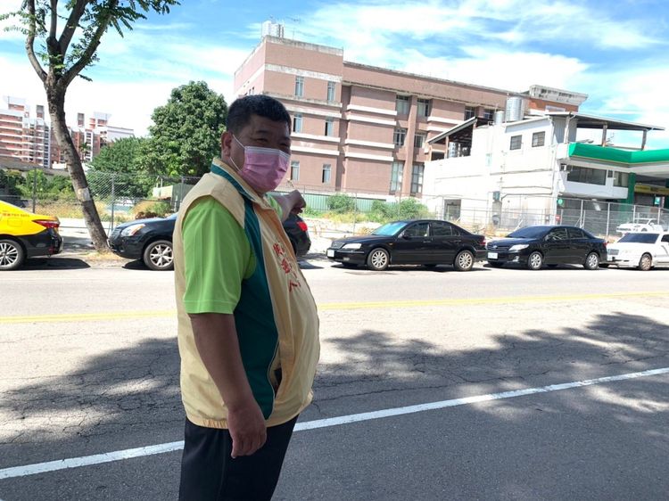 今天重回東英路上，公園預定地牆上違規廣告物已經不翼而飛。曾雪蒨攝